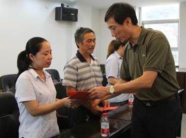 省總工會黨組書記、副主席陳震一行到順昌虹潤精密儀器有限公司慰問困難職工