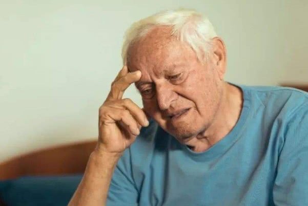 為什么會(huì)出現(xiàn)老年癡呆？老年癡呆一般的誘發(fā)條件！